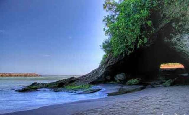 Pantai Karang Bolong
